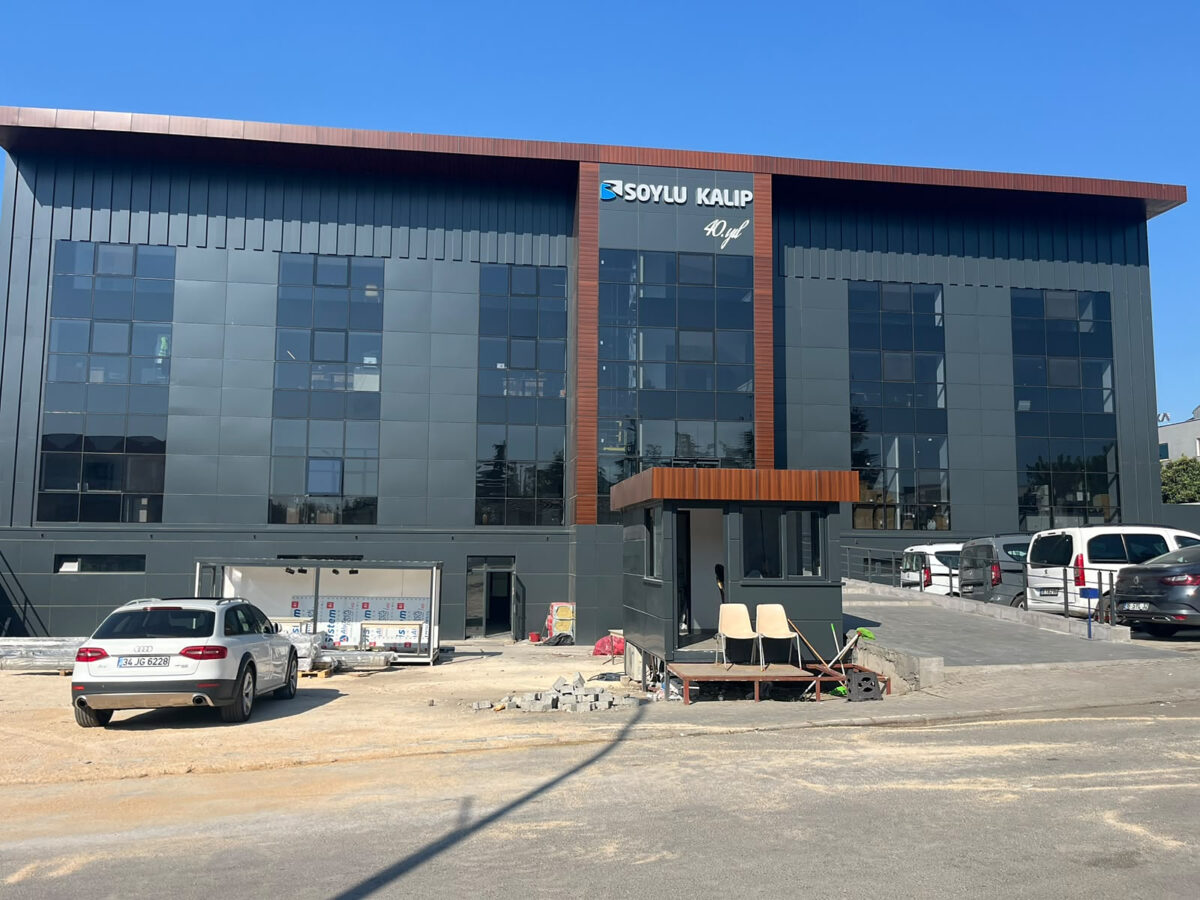 Soylu Kalıp Bursa binası kompozit panel cephe, gündüz görünümü