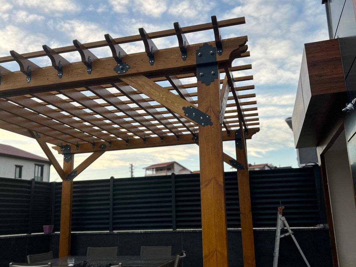 Ahşap pergola altında oturma alanı