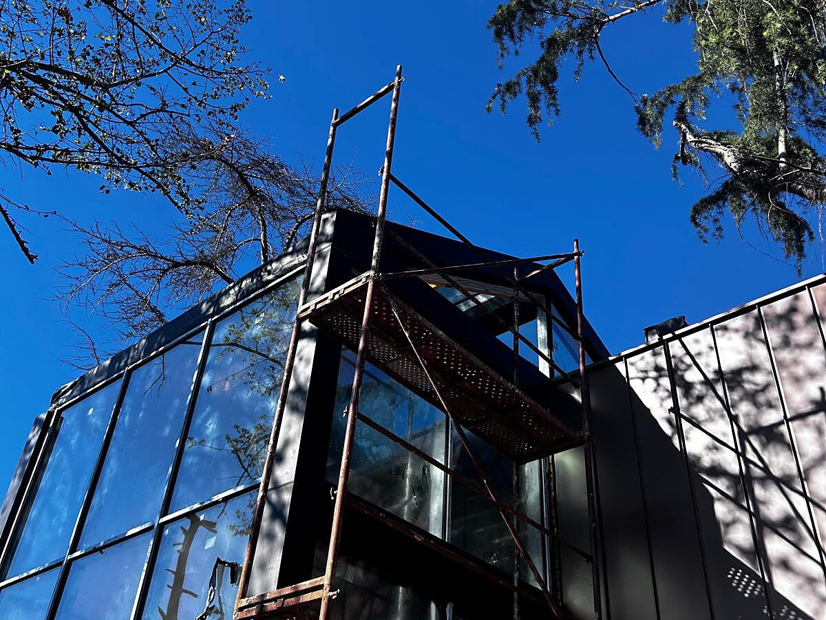 Paribu çelik ev projesi, cam giydirme cephe ve bordo metal panel kaplama