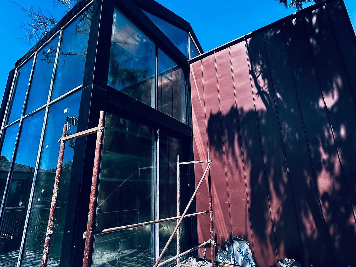 Paribu çelik ev projesi, cam cephe ve metal panel kaplama detayı