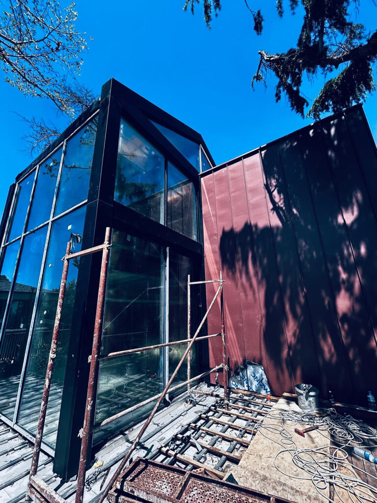 Paribu çelik ev projesi, cam cephe ve metal panel kaplama detayı