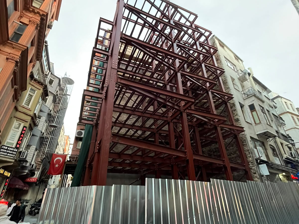 Çelik yapı iskeleti, inşaat aşaması